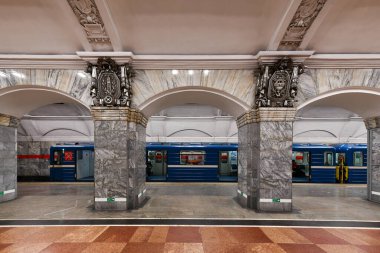 Saint Petersburg, Rusya - 24 Aralık 2021: Kirovskiy Zavod metro istasyonu.