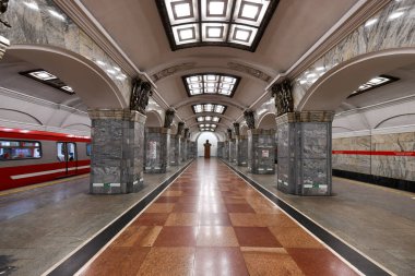 Saint Petersburg, Rusya - 24 Aralık 2021: Kirovskiy Zavod metro istasyonu.