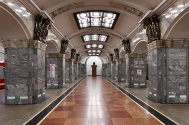 Saint Petersburg, Rusya - 24 Aralık 2021: Kirovskiy Zavod metro istasyonu.