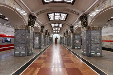 Saint Petersburg, Rusya - 24 Aralık 2021: Kirovskiy Zavod metro istasyonu.