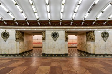 Saint Petersburg, Rusya - 24 Aralık 2021: Saint Petersburg, Rusya 'daki Narvskaya metro istasyonu.