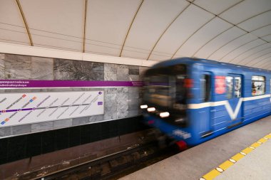 St. Petersburg Rusya - 24 Aralık 2021: Amiralteyskaya istasyonunun lobisi. Bu istasyon dünyanın en derin istasyonlarından biridir..