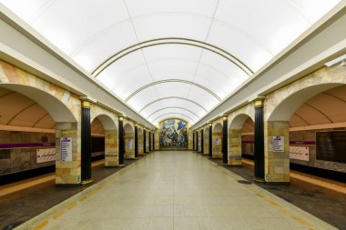 St. Petersburg Rusya - 24 Aralık 2021: Amiralteyskaya istasyonunun lobisi. Bu istasyon dünyanın en derin istasyonlarından biridir..