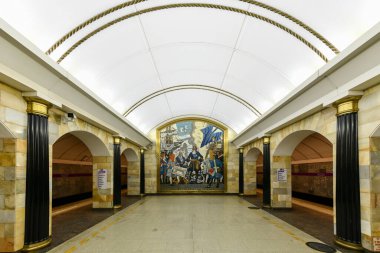 St. Petersburg Rusya - 24 Aralık 2021: Amiralteyskaya istasyonunun lobisi. Bu istasyon dünyanın en derin istasyonlarından biridir..