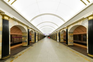 St. Petersburg Rusya - 24 Aralık 2021: Amiralteyskaya istasyonunun lobisi. Bu istasyon dünyanın en derin istasyonlarından biridir..