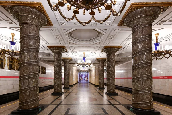 ロシア サンクトペテルブルク 2021年12月24日 ヨーロッパ ロシア サンクトペテルブルクのアヴトヴォ地下鉄駅の美しいインテリア — ストック写真