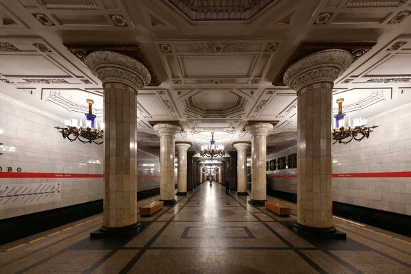 Saint Petersburg, Rusya - 24 Aralık 2021: Saint Petersburg, Rusya, Avrupa 'daki Avtovo Metro İstasyonu' nun güzel iç kesimi