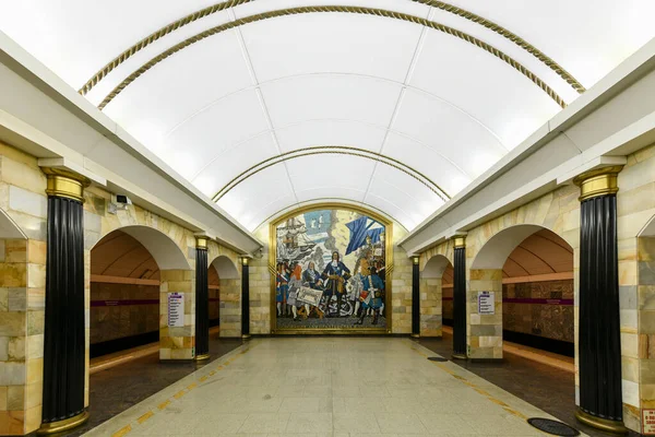 サンクトペテルブルクロシア 2021年12月24日 アドミラルテイスカヤ駅のロビーのインテリア この駅は世界で最も深い駅の一つです — ストック写真
