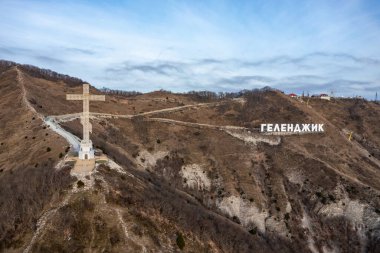 Gelendzhik, Krasnodar bölgesi, Rusya, Ortodoks ibadeti, temelinde şapel olan Kafkas dağları tepesinden geçer. Kışın gündüz vakti.