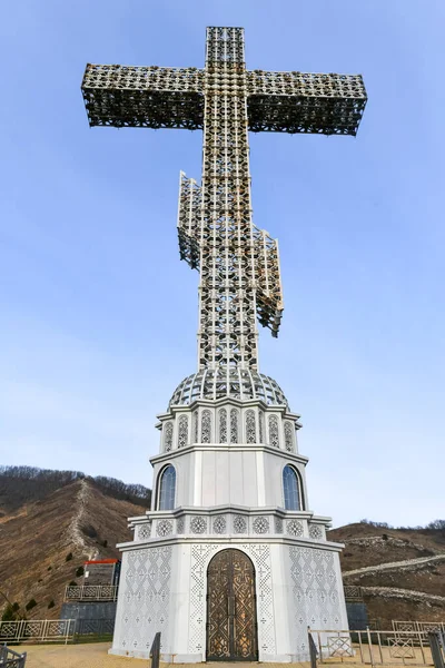 俄罗斯克拉斯诺达尔地区的Gelendzhik 在高加索山脉的山丘上 以小礼拜堂为基础 进行东正教崇拜 冬季的白天 — 图库照片