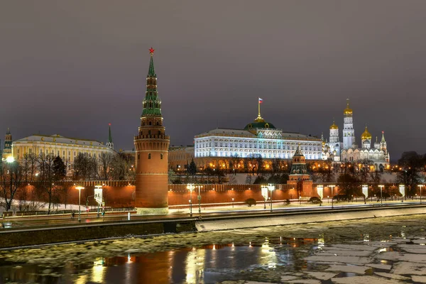 俄罗斯莫斯科冬夜的大克里姆林宫宫和克里姆林宫城墙 — 图库照片