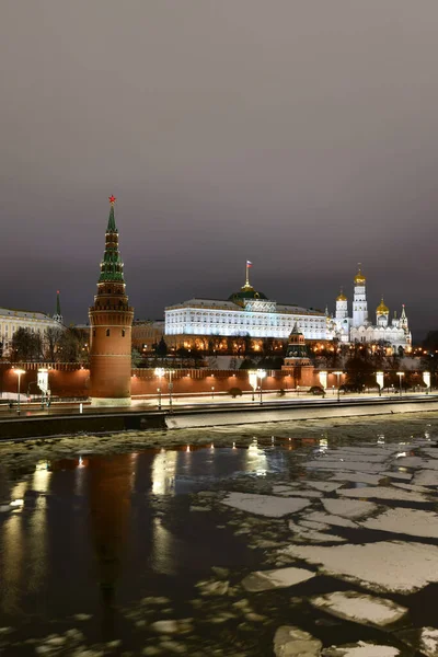俄罗斯莫斯科冬夜的大克里姆林宫宫和克里姆林宫城墙 — 图库照片
