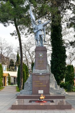 Gelendzhik, Rusya - 10 Ocak 2022: 2. Dünya Savaşı Galiplerinin Zaferi adlı heykel ve ebedi alev.