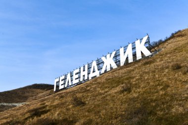 Rusya 'nın Gelendzhik kentinin ve Karadeniz' in Kiril alfabesinde Gelendzhik sözcüğünün yer aldığı hava manzarası.