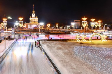 Moskova, Rusya - 16 Ocak 2022: Moskova 'daki VDNKH parkında buz pateni pisti. Avrupa 'daki en büyük buz pateni pisti..