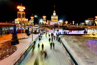 Moskova, Rusya - 16 Ocak 2022: Moskova 'daki VDNKH parkında buz pateni pisti. Avrupa 'daki en büyük buz pateni pisti..