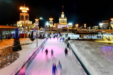 Moskova, Rusya - 16 Ocak 2022: Moskova 'daki VDNKH parkında buz pateni pisti. Avrupa 'daki en büyük buz pateni pisti..