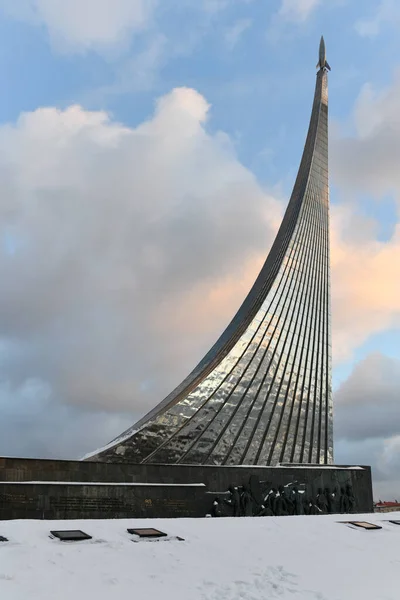 冬の間のモスクワ ロシアの宇宙の征服者への記念碑 — ストック写真