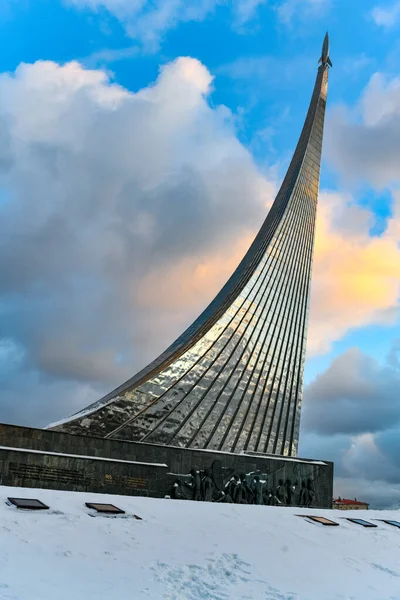Памятник Завоевателям Космоса Москве Россия Зимой — стоковое фото