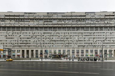 Moskova, Rusya - 5 Temmuz 2017 Bolshaya Tulskaya Konut Kompleksi. Bu konut alanı 400 metre uzunluğunda ve 16 katlı. İnşaat 1986 yılında tamamlandı..