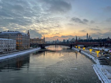 Moskova, Rusya 'daki Moskva nehrinin panoramik kış manzarası.