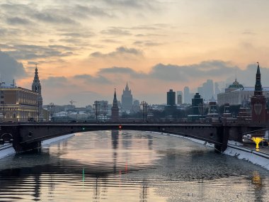 Moskova, Rusya 'daki Moskva nehrinin panoramik kış manzarası.