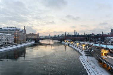 Moskova, Rusya 'daki Moskva nehrinin panoramik kış manzarası.