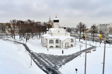 Moskvoretskaya naberezhnaya 'daki Aziz Anna Kilisesi, Moskova' daki Zaryadye Parkı, Rusya.