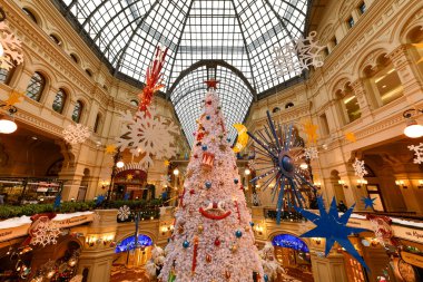 Moskova, Rusya - 23 Aralık 2022: İçişleri Ana Evrensel Mağazası (GUM) Noel tatilinde, Kızıl Meydan. Rusça yazıtlar ve Mutlu Yıllar.