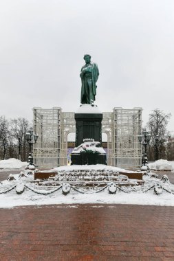 Moskova, Rusya - 23 Ocak 2022: Puşkin Anıtı ile Puşkinskaya Meydanı