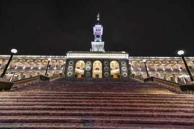 Gece Rusya, Moskova 'daki Kuzey Nehri Terminali' ne bakın. Terminal 1937 'de inşa edildi..