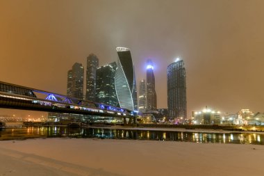Moskova 'da bir kış akşamı Moskova' daki binaların gece manzarası..