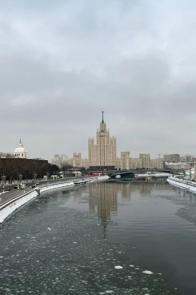 Rascacielos Terraplén Kotelnicheskaya Vista Panorámica Invierno Del Río Moskva Edificio — Foto de Stock