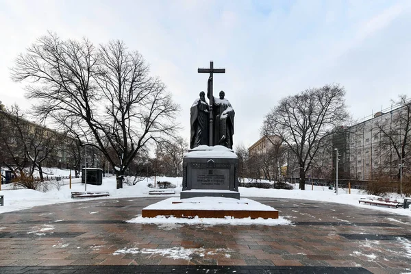 モスクワ ロシア 1月23 2022 兄弟に記念碑シリルとメトディウス 啓蒙家 スラブ文字の創造者 Lubyansky通路ではなく 遠くスラフヤンスカヤ広場から 彫刻家はヴィヤチェスラフ — ストック写真