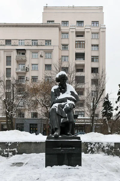 2022年1月23日 俄罗斯莫斯科Pokrovka街Nikolai Gavrilovich Chernyshevsky纪念碑 — 图库照片