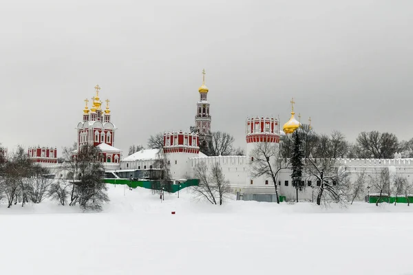 Novodevichy, Rusya 'nın başkenti Moskova' da bir UNESCO Dünya Mirası Manastırı kurdu..