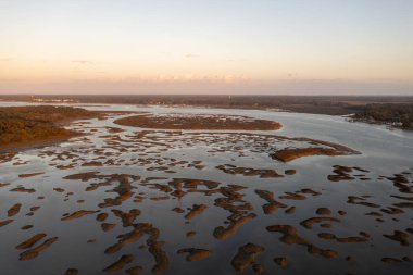 Pinckney Adası 'nda gün batımı, Güney Carolina' da küçük bir doğa rezervi..