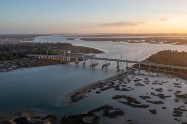 Pinckney Adası 'nda gün batımı, J. Wilton Graves Köprüsü ile birlikte Güney Carolina' da küçük bir doğa rezervi..