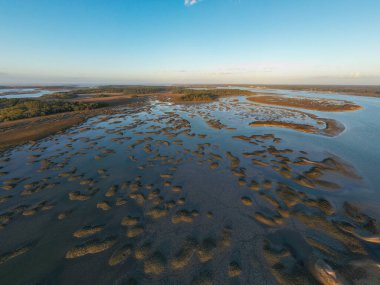 Pinckney Adası 'nda gün batımı, Güney Carolina' da küçük bir doğa rezervi..