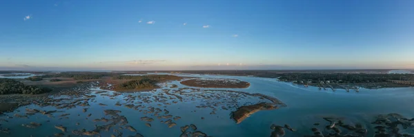サウスカロライナ州の小さな自然保護区であるピンクニー島の日没 — ストック写真