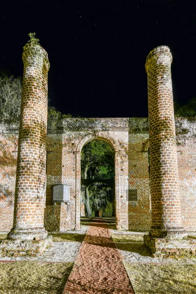 サウスカロライナ州イエマシー近くの北ボーフォート郡の史跡にある古いシェルドン教会の遺跡夜 — ストック写真