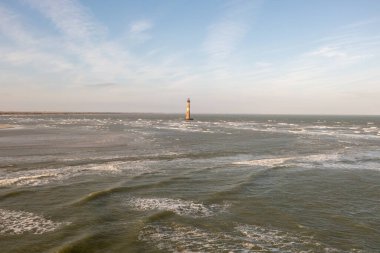 Güney Carolina, Charleston 'daki Morris Adası Deniz Feneri yakınlarındaki Folly Sahili' nde kum ve deniz çimenleri..