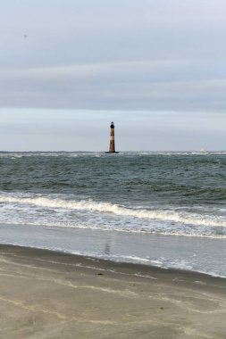 Güney Carolina, Charleston 'daki Morris Adası Deniz Feneri yakınlarındaki Folly Sahili' nde kum ve deniz çimenleri..