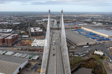 Güneşli bir günde Talmadge Memorial Köprüsü 'nün havadan görünüşü. Talmadge Memorial Bridge, Savannah, Georgia ve Hutchinson Adaları arasında uzanan bir köprüdür..