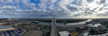 Güneşli bir günde Talmadge Memorial Köprüsü 'nün havadan görünüşü. Talmadge Memorial Bridge, Savannah, Georgia ve Hutchinson Adaları arasında uzanan bir köprüdür..