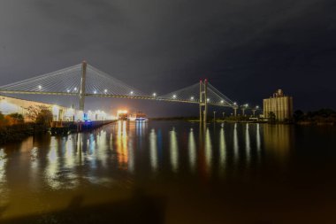 Güneşli bir günde Talmadge Memorial Köprüsü 'nün havadan görünüşü. Talmadge Memorial Bridge, Savannah, Georgia ve Hutchinson Adaları arasında uzanan bir köprüdür..