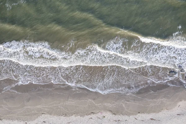 サウスカロライナ州チャールストンのモリス島灯台近くのFolly Beachに砂と海の草 — ストック写真