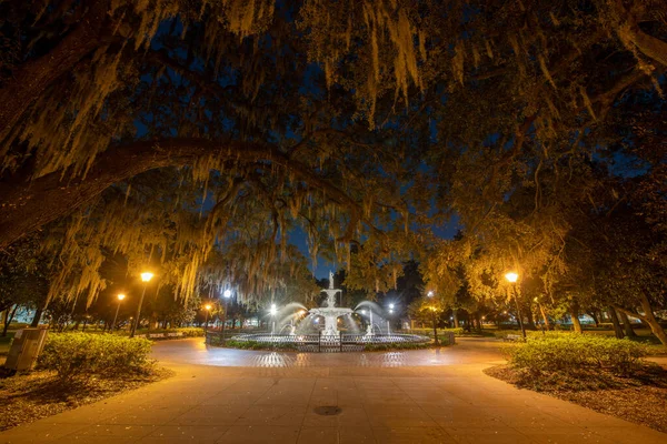 Fuente Iluminada Forsyth Park Savannah Georgia Estados Unidos Por Noche —  Fotos de Stock