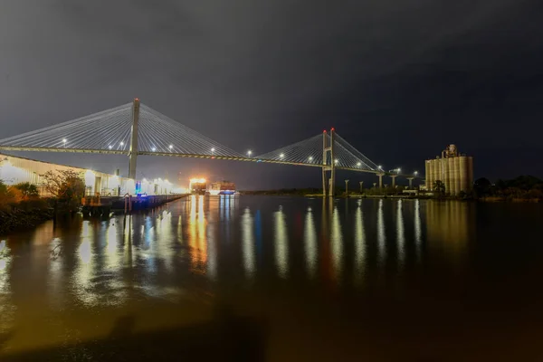 晴れた日にタルマッジ記念橋の空中ビュー タルマッジ記念橋 Talmadge Memorial Bridge ジョージア州サバンナ市とハッチンソン島の間のサバンナ川に架かる橋である — ストック写真