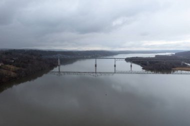 Hudson Nehri 'ni kaplayan Rip Van Winkle Köprüsü' nün Catskill, New York ve Hudson New York arasındaki hava görüntüsü.